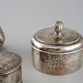 Three silver items from the 19th and 20th century. Weight 349 g.