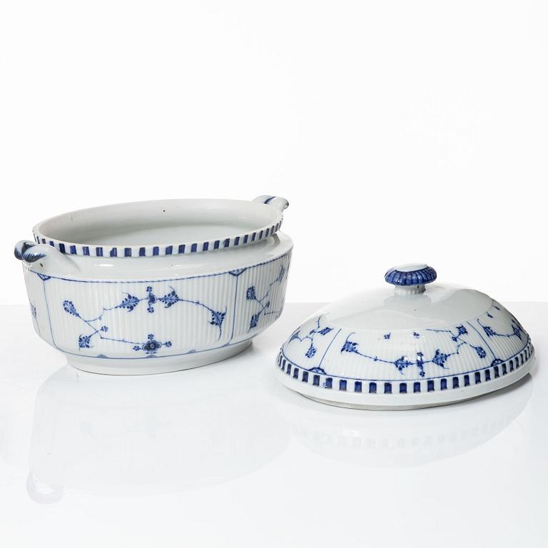Terrin med lock, porslin, Royal Copenhagen, "Musselmalet", tidig modell, 1800-tal.