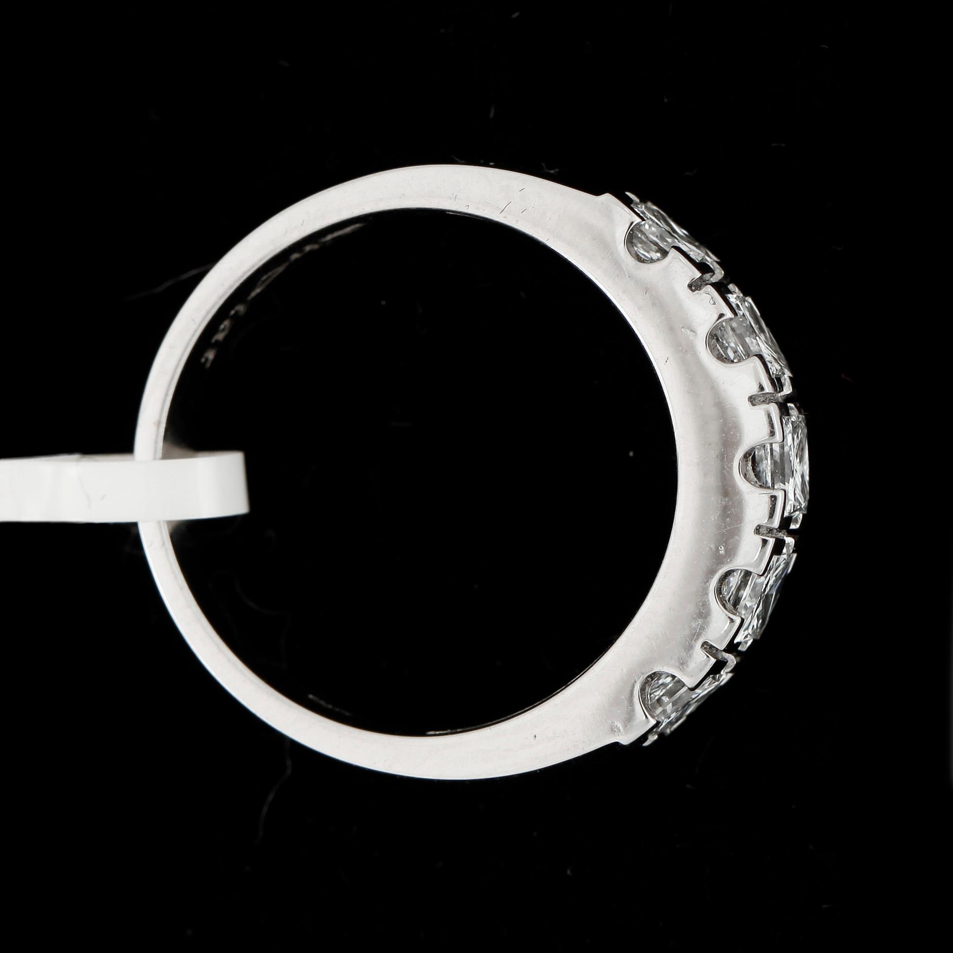 RING, 18k vitguld med briljantslipade diamanter tot ca1,35ct. Vikt 5,9g.