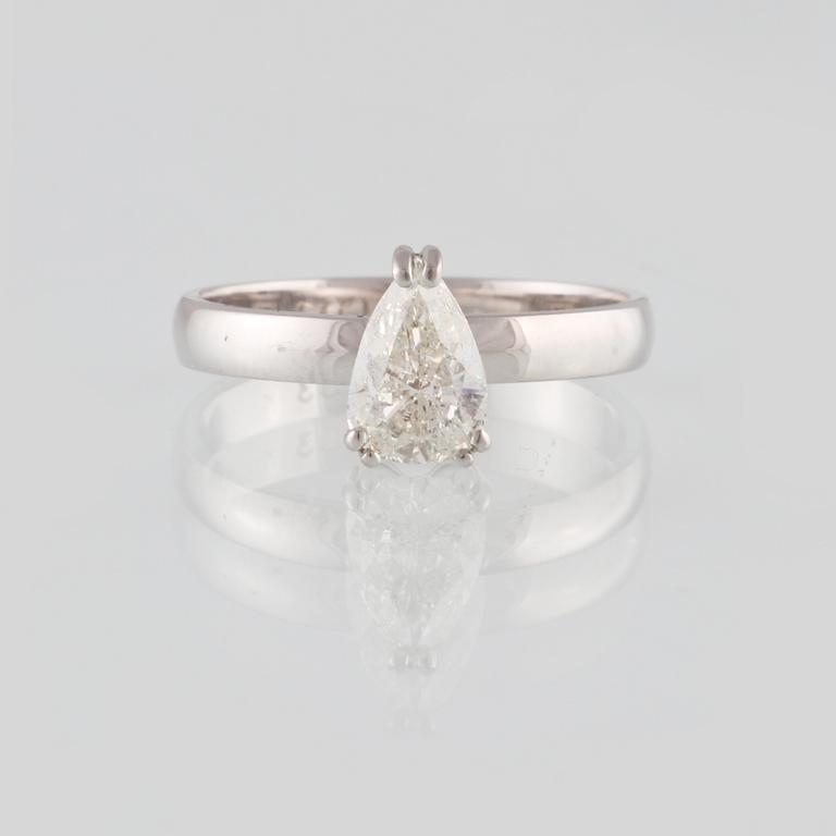RING, 18K vitguld med droppslipad diamant 1.03 ct. Vikt 3,6 gram.