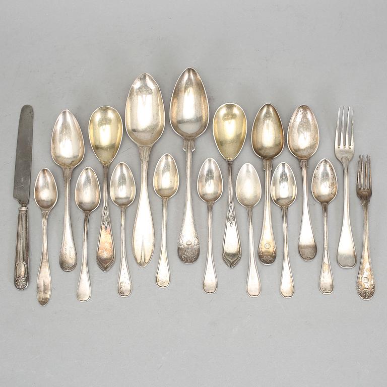 PARTI SILVERBESTICK, 18 delar, 1800-/1900-tal. Total vikt ca 1492 gram, vikt inkl kniv med metallblad.