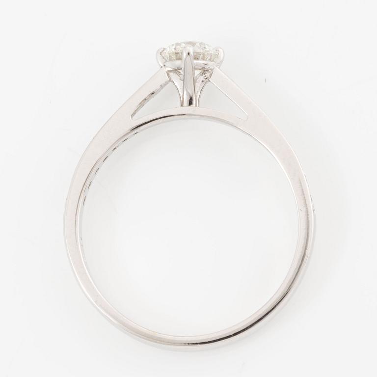 Ring, 18K vitguld med briljantslipad diamant, medföljande GIA dossier.
