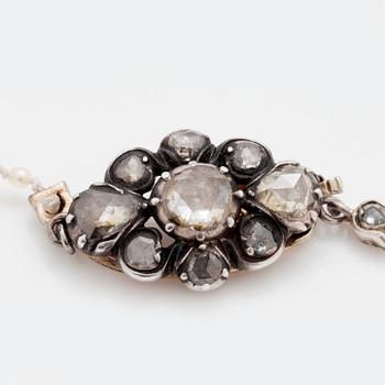 A natural freshwater pearl necklace. Clasp with rosecut diamonds. Certificate from GCS.