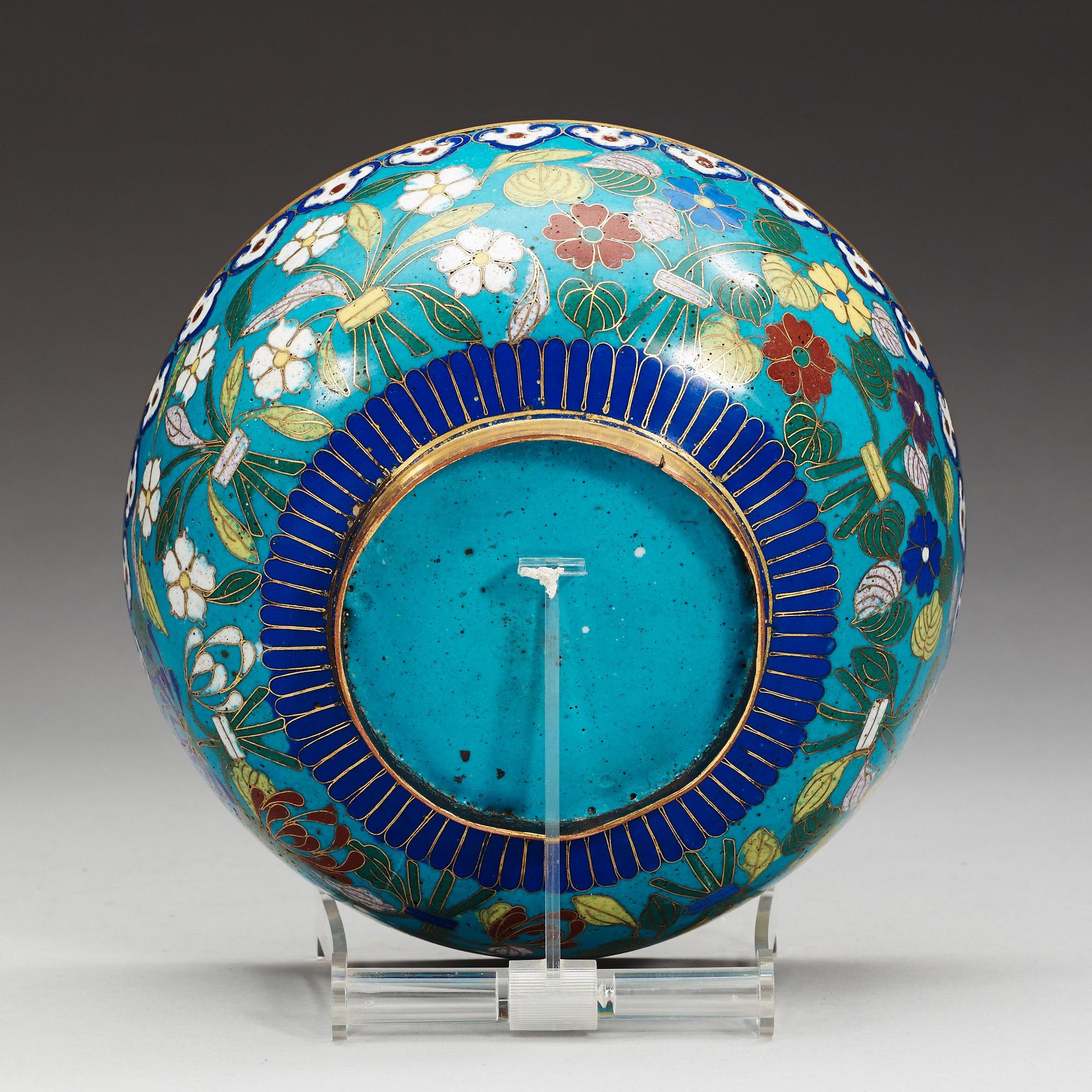 A cloisonné bowl, Qing dynasty (1644-1912).