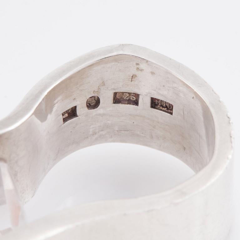 Rey Urban, ring sterlingsilver med fasettslipad bergkristall, Stockholm 1982.