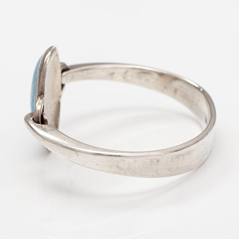 Pekka Piekäinen, Armband, sterlingsilver, emalj. Auran kultaseppä, Åbo 1975.