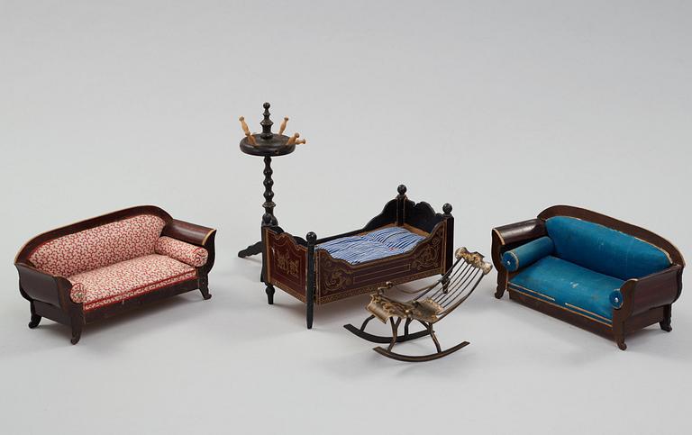 a set of dollhousefuniture and objects including Waltershausen.