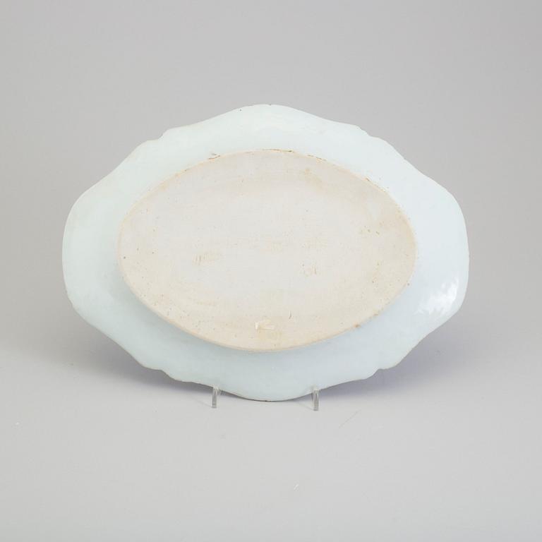 A blue and white export porcelain dish, Qing dynasty, Qianlong (1736-95).