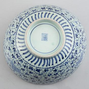 Skålar, två stycken, samt fat, porslin. Japan, Meiji (1898-1912).