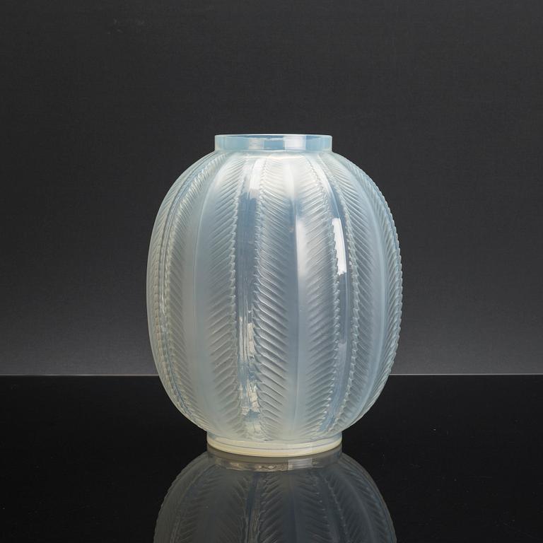 RENÉ LALIQUE, vas "Biskra", formgjutet glas, 1930-tal.