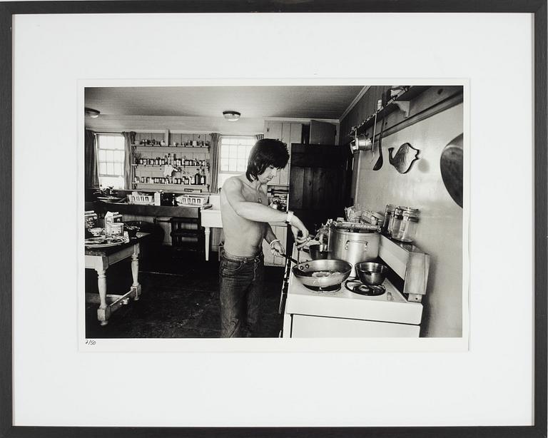 Ken Regan, "Keith Richards making breakfast, Montauk, NY", 1975.