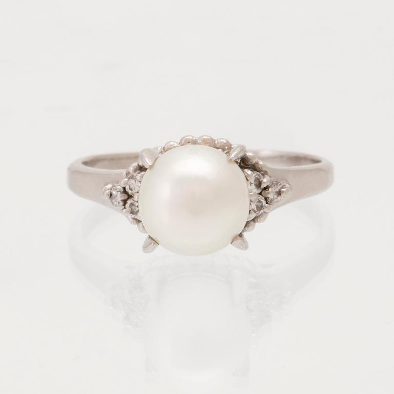 Ring in 900 platinum with a cultured pearl and round brilliant-cut diamonds.