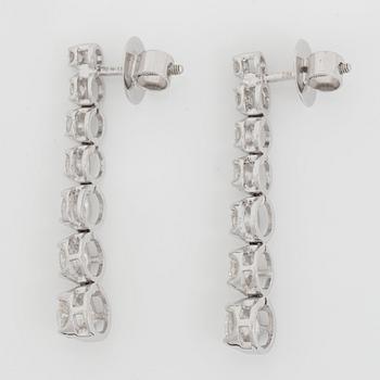 COLLIER samt ÖRHÄNGEN med briljantslipade diamanter i rivièremodell. Kvalitet ca G-H/SI.