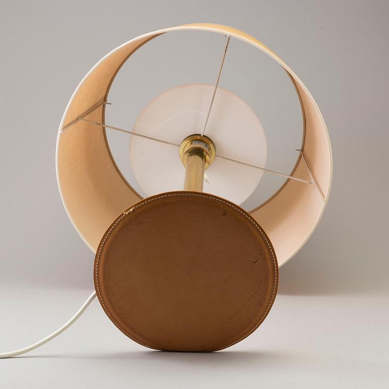 ATELJE LYKTAN, bordslampa, i mässing med läderklädd fot 1980-tal.