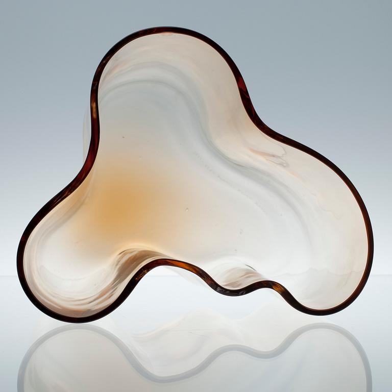 VAS, glas, "Savoy", jubileumsår 1996, ljusbrun, signerad 1956-1996.