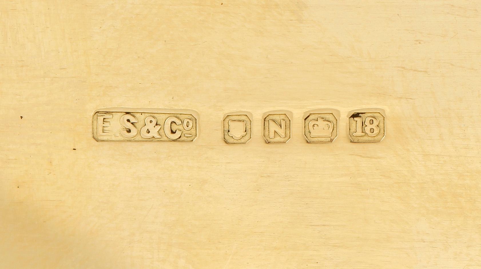 CIGARETTETUI, guld 18k, E. Silver & Co, London 1948. Vikt ca 269 gram.