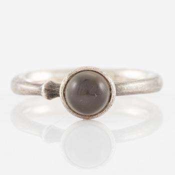 Ole Lynggaard, ring, "Lotus", silver , med cabochonslipad grå månsten.