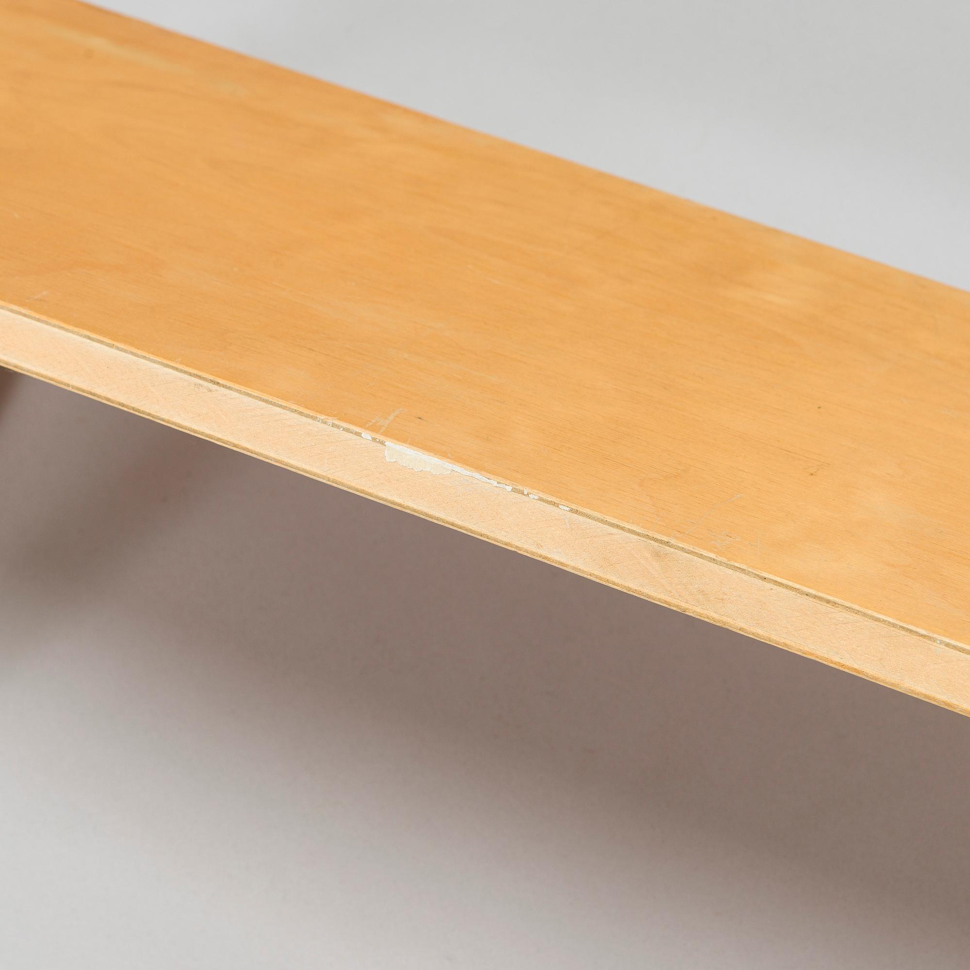 Alvar Aalto, seinähylly, malli 112, O.Y. Huonekalu- ja Rakennustyötehdas A.B. 1930/1940-luku.