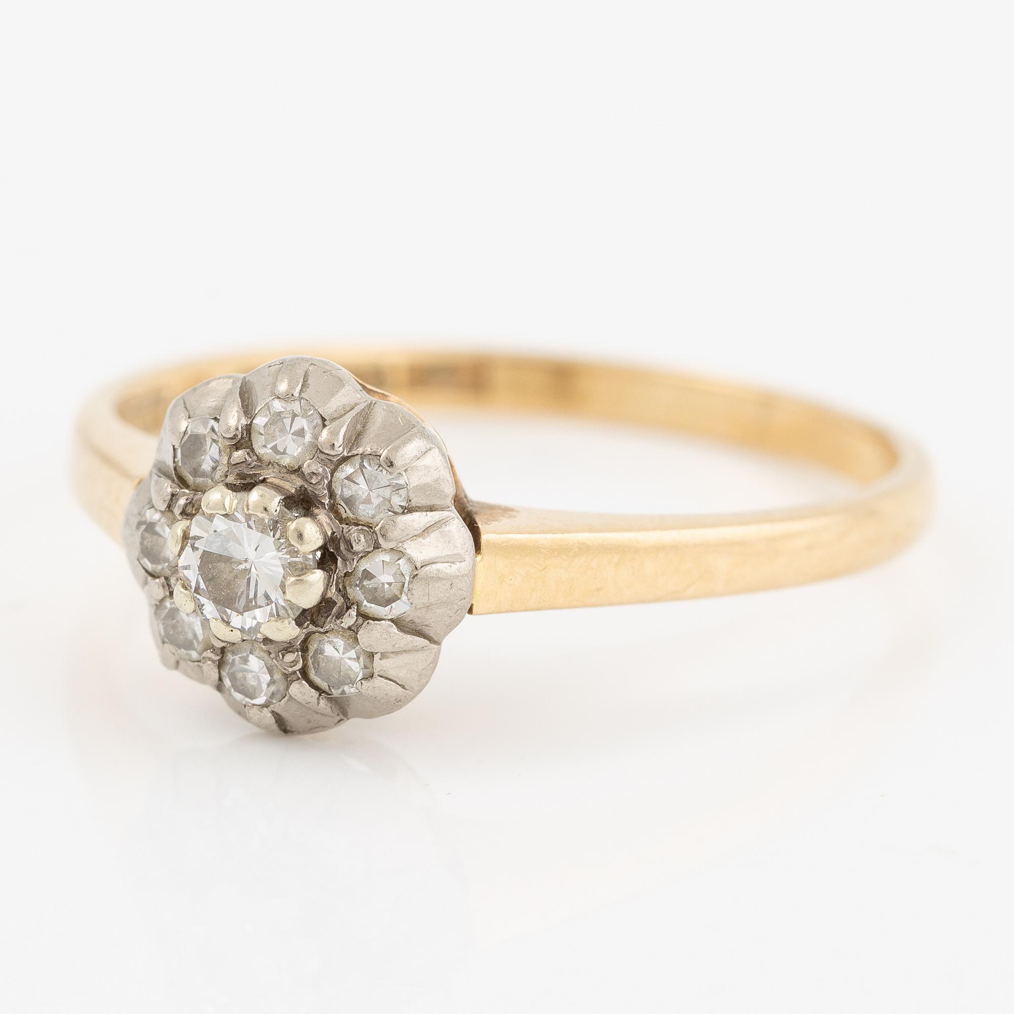 Ring in 18K gold set with round brilliant and eight-cut diamonds.
