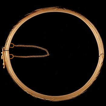 ARMRING, 18k guld. 1900-tal. Vikt 23g.