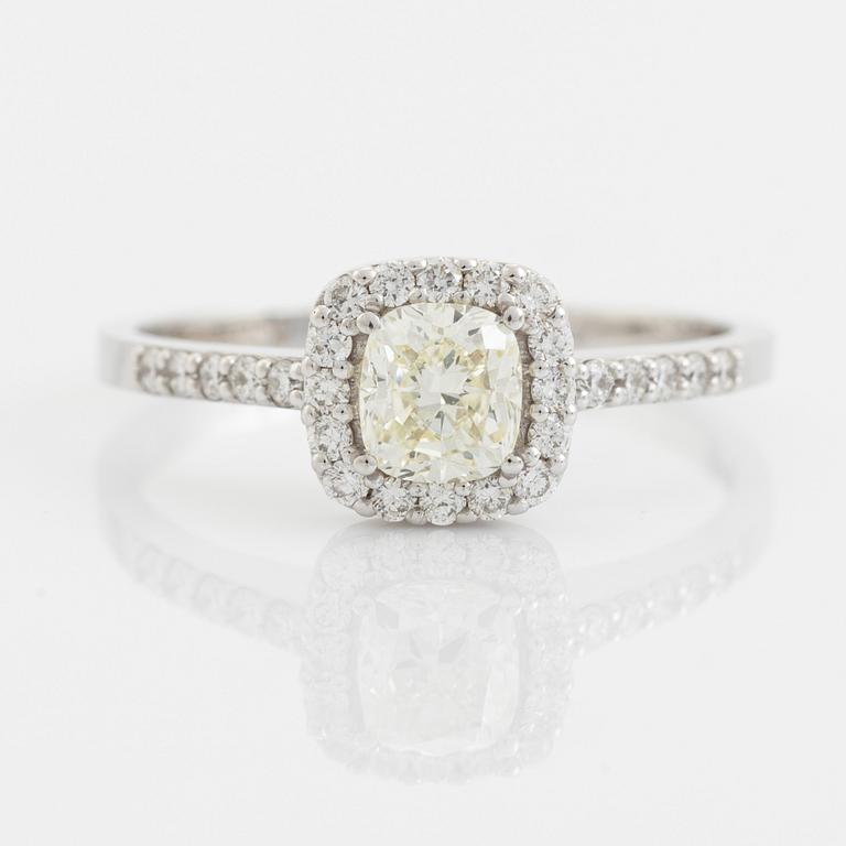 Ring med cushionslipad diamant och briljantslipade diamanter.