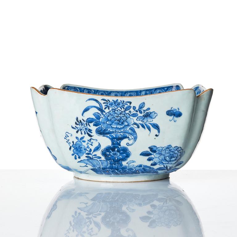 A blue and white bowl, Qing dynasty, Qianlong (1736-95).