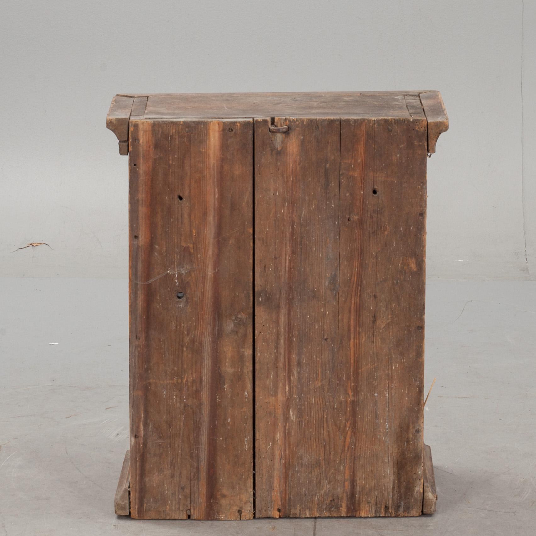 HÄNGSKÅP, allmoge. Bär datering 1780.