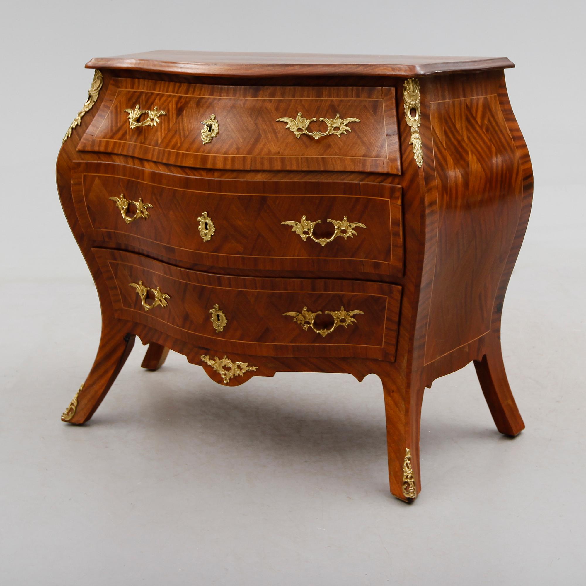 BYRÅ, rokokostil, 1900-talets första hälft.