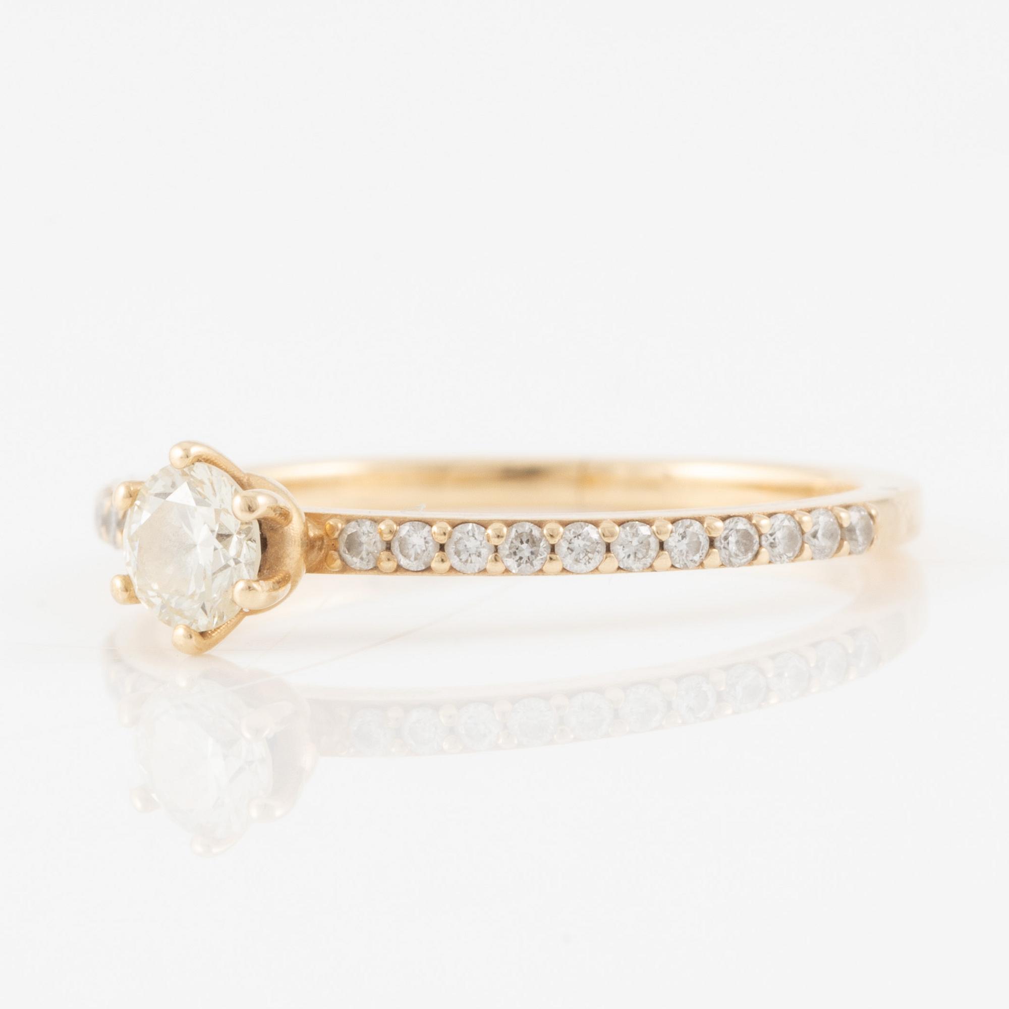 Ring in 14K gold set with brilliant-cut diamonds.