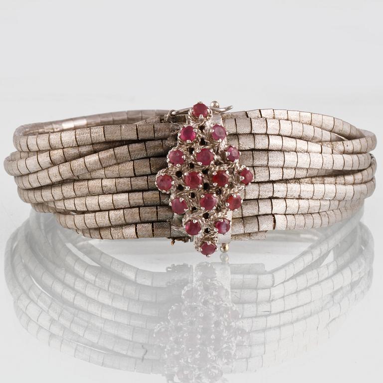 ARMBAND, 18K vitguld med 16 fasettslipade rubiner, troligtvis Italien. Vikt 96,5 gram.
