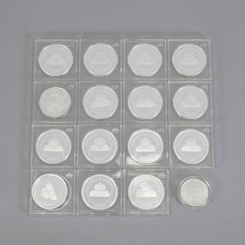 MYNT, silver, 15 st samt ett medföljande, minnespräglingar över ätten Bernadotte. Vikt 384 g.