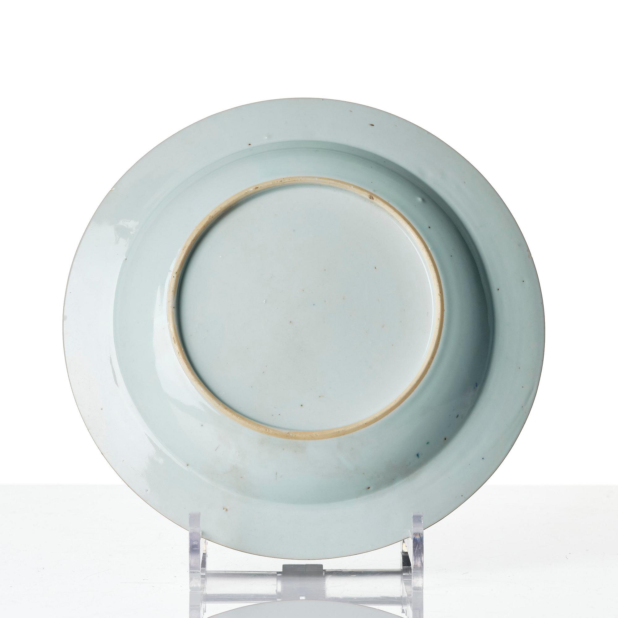 Tallrikar, tre stycken, porslin. Qingdynastin, Yongzheng (1723-35).