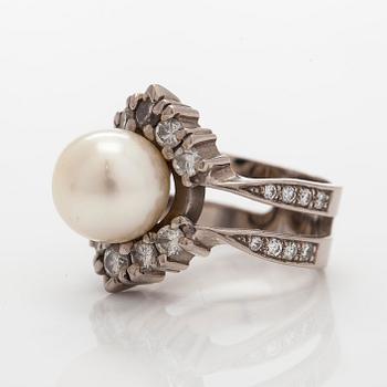 Ring, 14K vitguld med odlad pärla och briljantslipade diamanter.