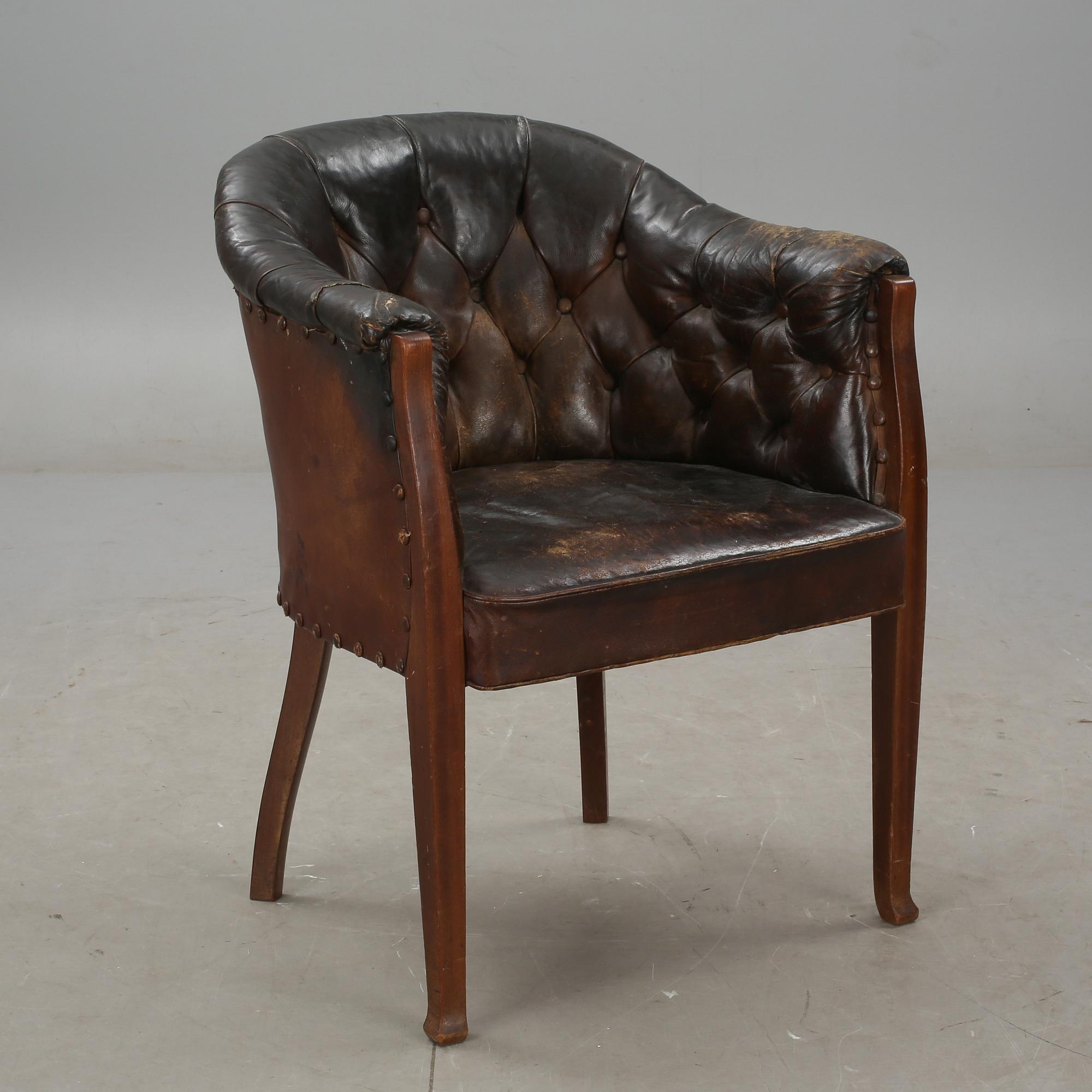 FÅTÖLJ, läderklädd, 1900-talets första hälft.