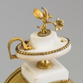 A MANTEL CLOCK, first half of the 19th century.