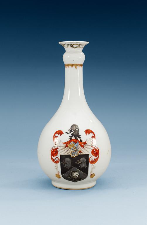 An armorial famille rose flask with the English arms of Saunders, Qing dynasty, Qianlong), ca 1745.