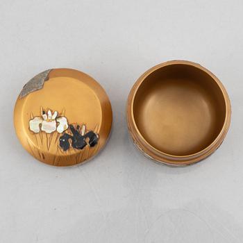 A Japanese porcelain tureen with cover and a lacquer box with cover, early 20th century.