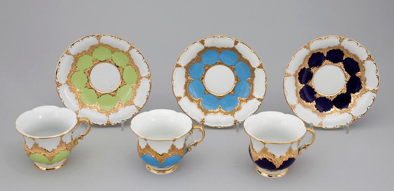 TEKOPPAR 3 st MED FAT OCH ASSIETTER, porslin, nyrokokostil, Meissen 1900-talets första hälft.