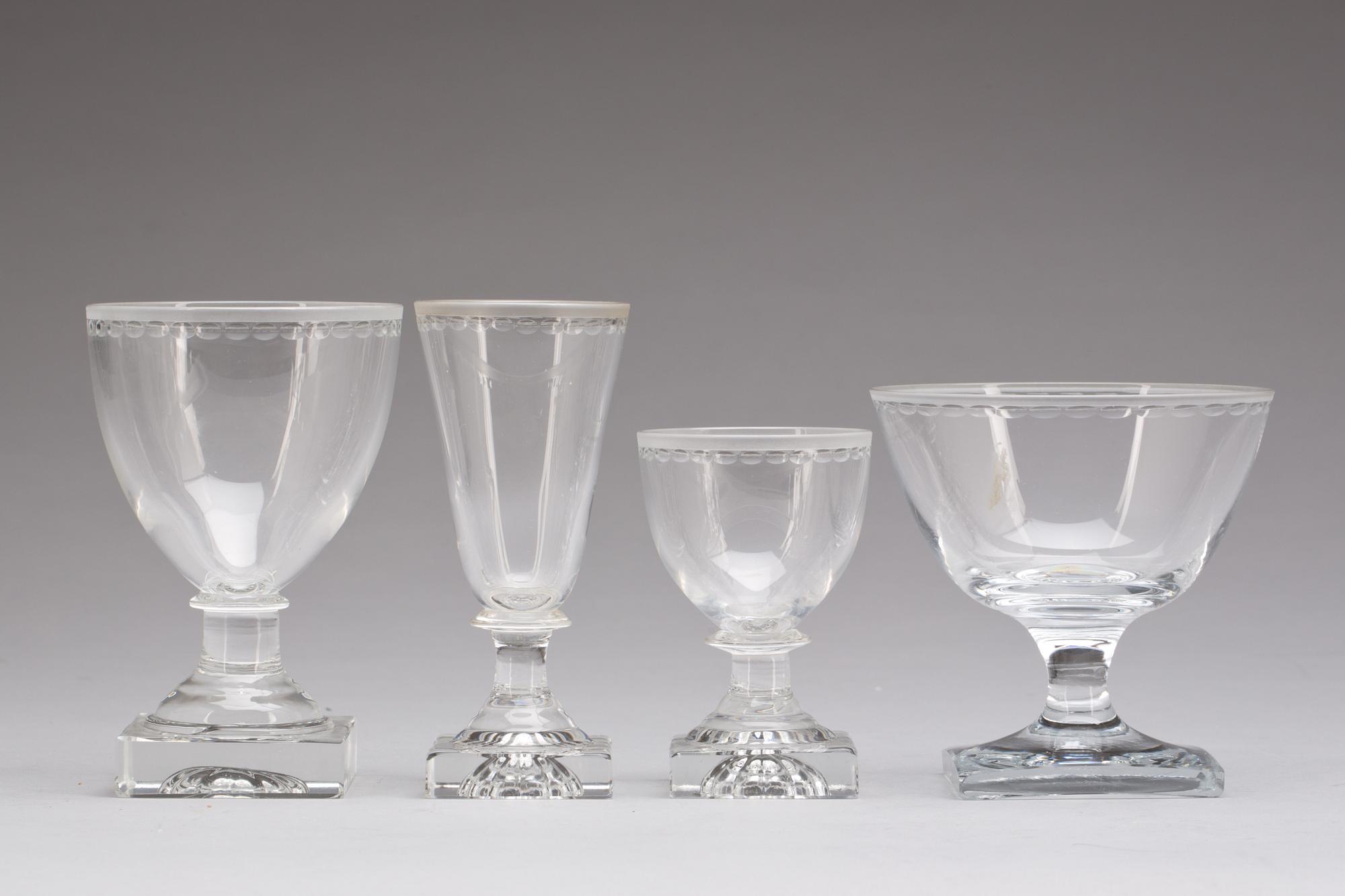 SERVISDELAR, 28 delar, glas. 1900-talets första hälft.