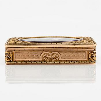 An early 19th century 14K gold box 'en deux couleurs' and enamel miniature, unmarked, possibly Switzerland.