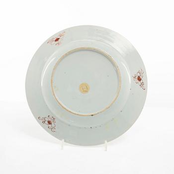 Tallrikar, tre stycken, porslin. Qingdynastin, 1700-tal.