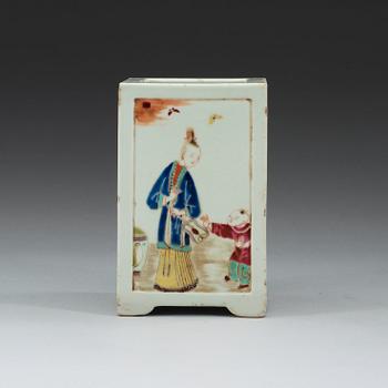 A famille rose brushpot, Qing dynasty (1644-1912).