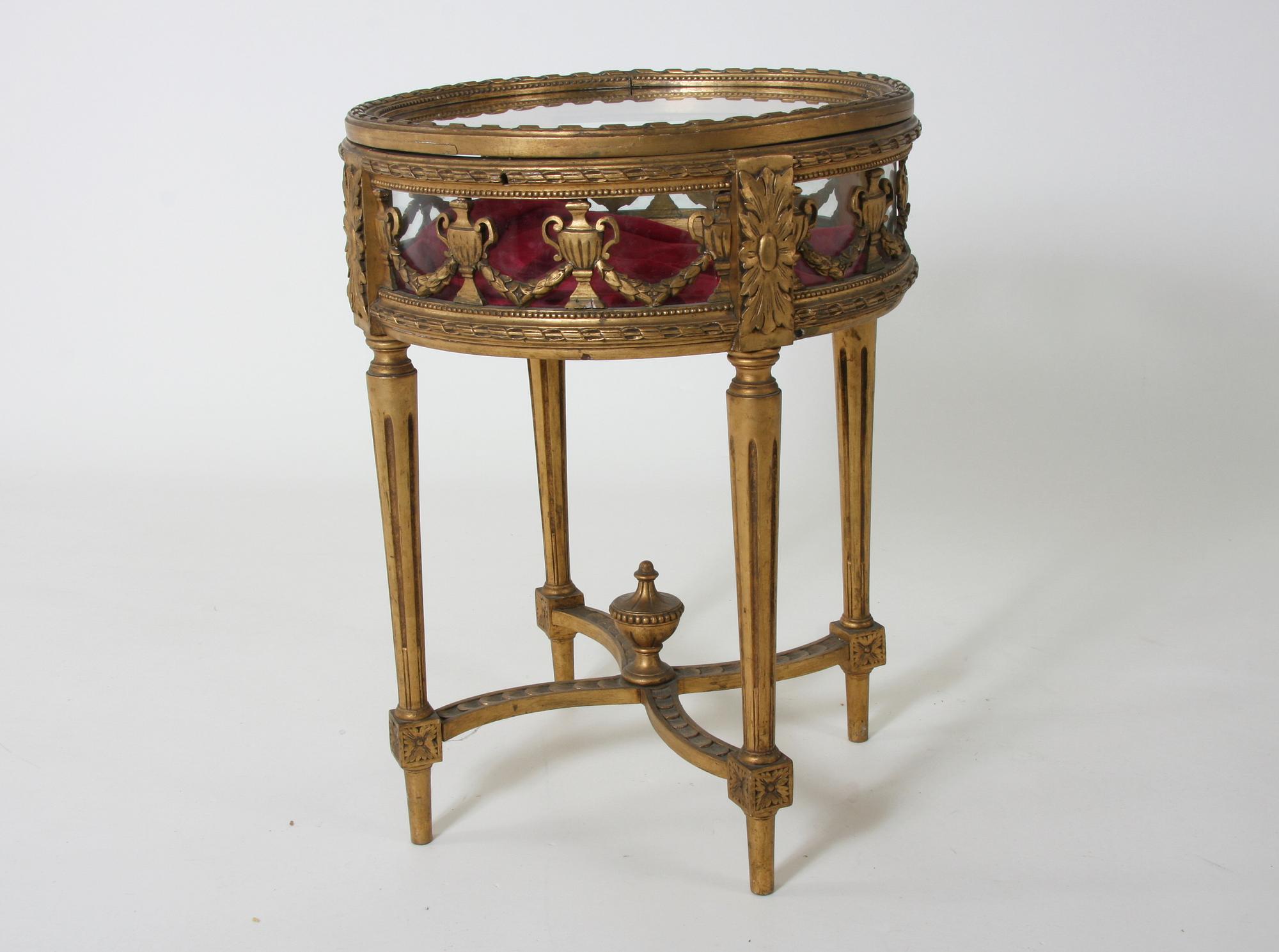 MONTERBORD, Louis XVI-stil.
Proveniens: Git Gay.