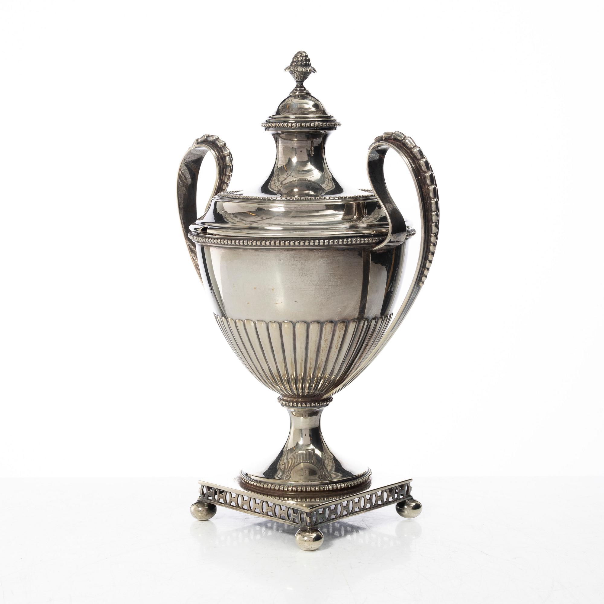 Guldsmedsaktiebolaget (GAB), A Swedish silver Gustavian style parcel gilt sugar bowl with lid, mark of GAB, Stockholm 1912.