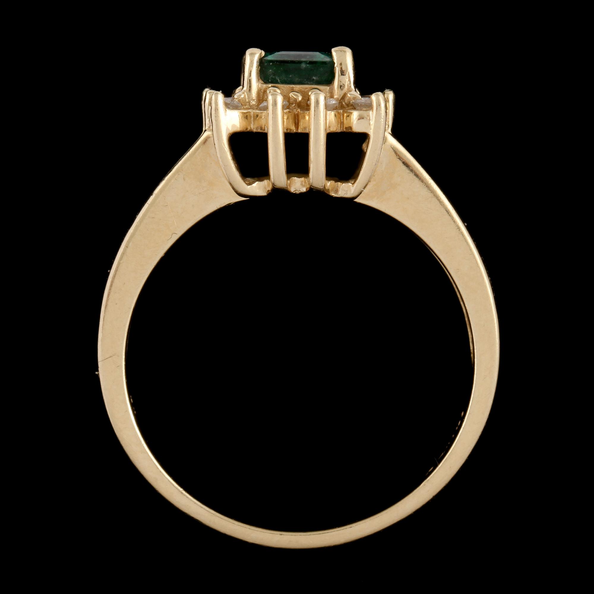 RING, 14k guld med smaragdslipad smaragd samt briljantslipade diamanter. Vikt 5 g.