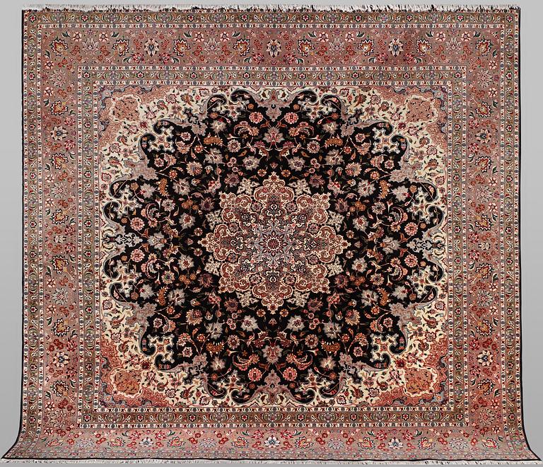 A carpet, Tabriz, part silk, 60 Raj, 300 x 290 cm.