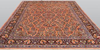 A Sarouk carpet, ca 323 x 248 cm.