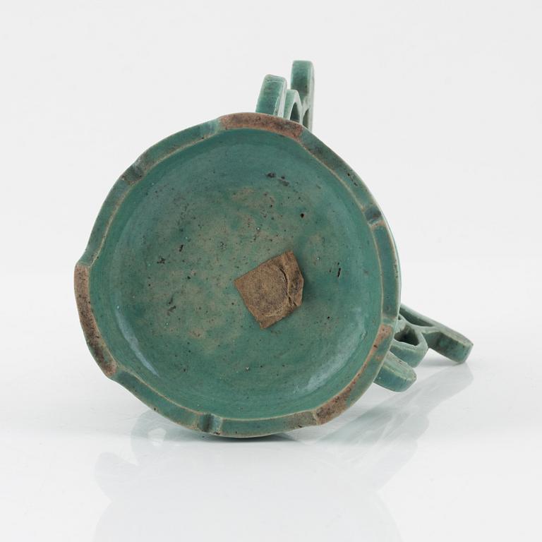 A turquoise glazed dish on a stand, late Qing dynasty, circa 1900.