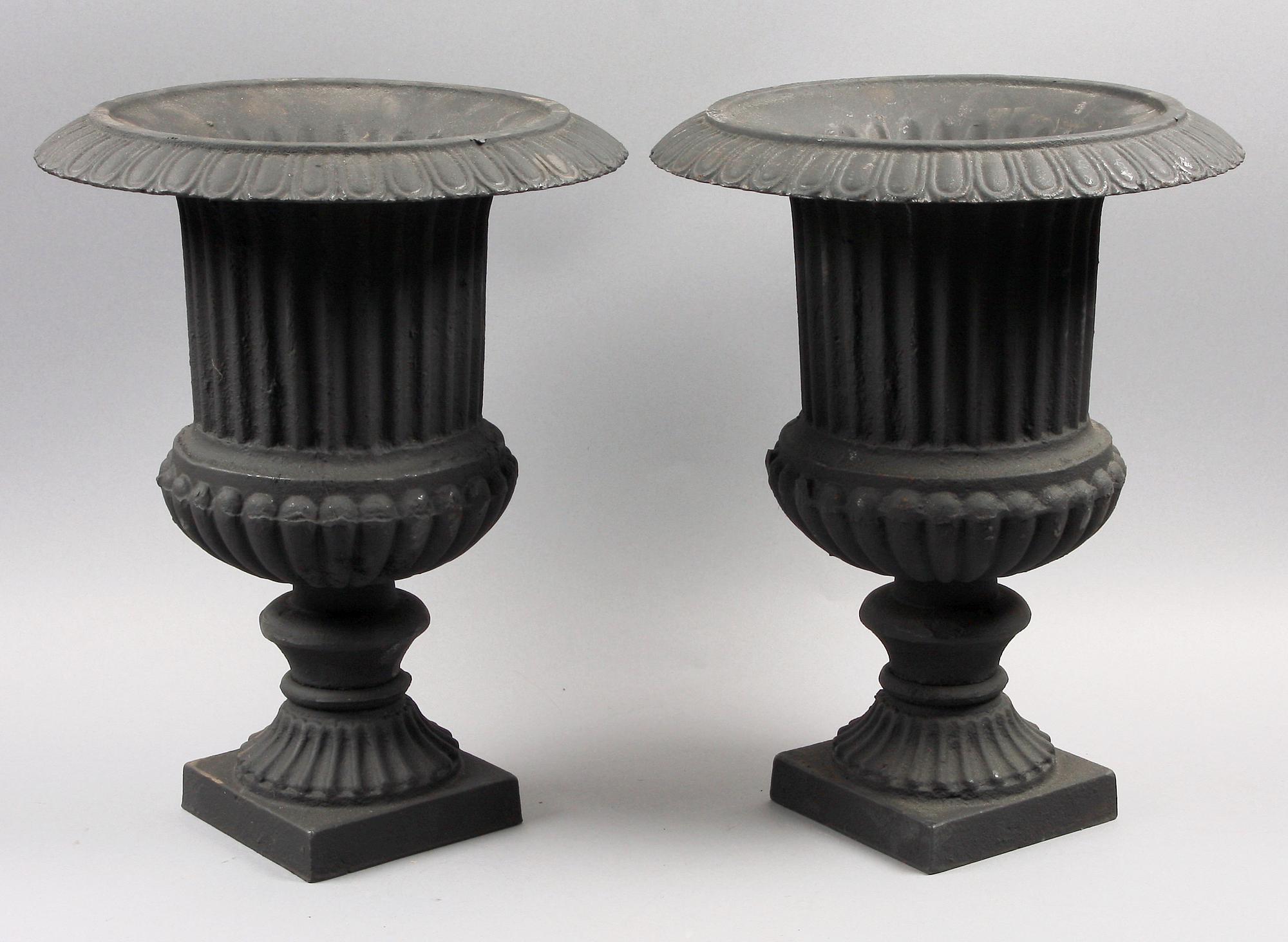 TRÄDGÅRDSURNOR, ett par. Gjutjärn. 2000-tal.