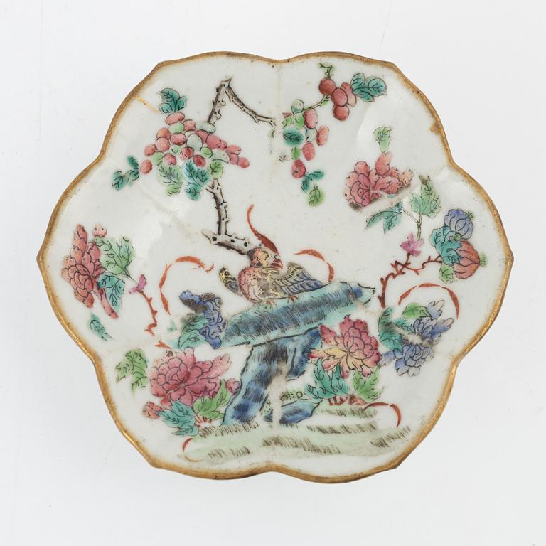 A louts shaped porcelain dish, late Qing Dynasty, around 1900.